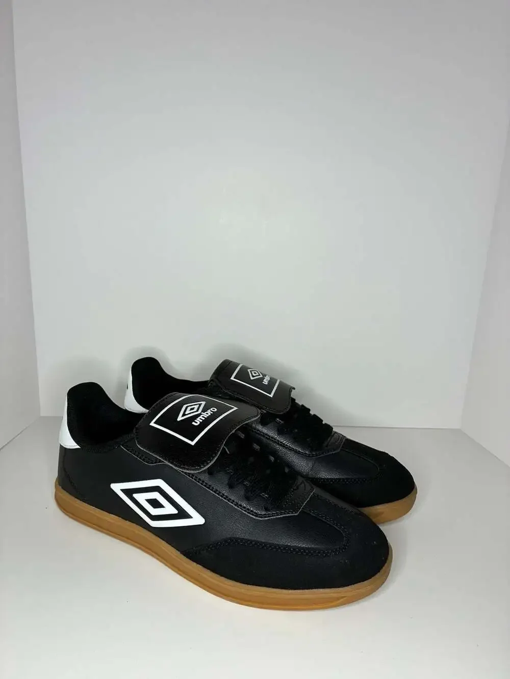 Umbro TX Soccer Shoes Black White Gum Size 9 1/2